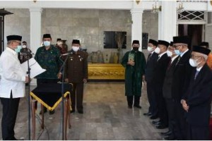 Bupati Kuningan saat melantik pimpinan Baznas Kuningan.